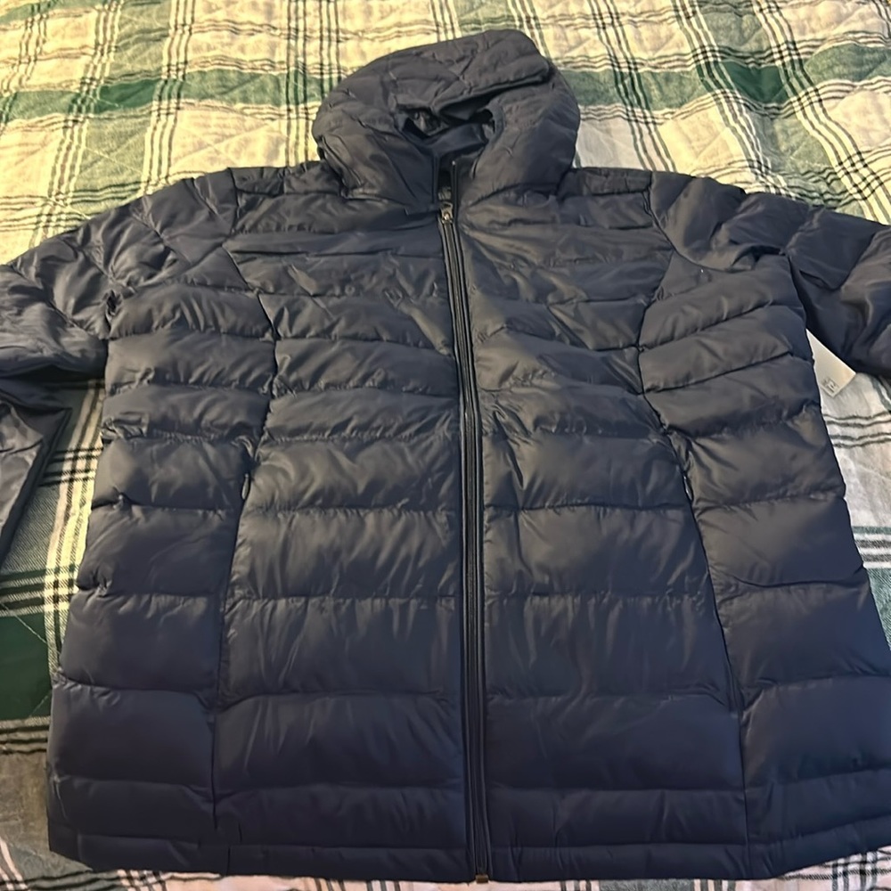 NWT Amazon essentials puffer jacket with hood.